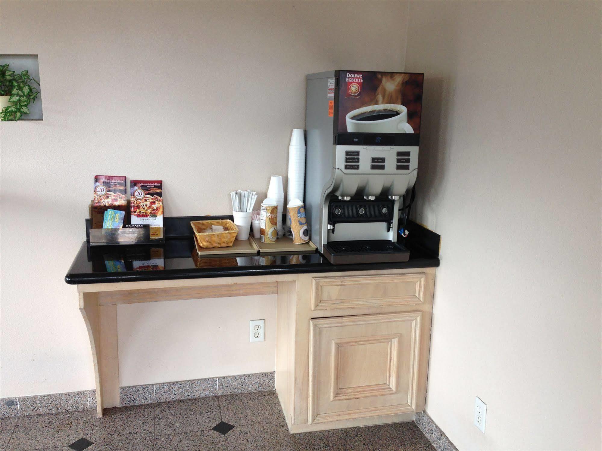 Camelot Inn & Suites Highway 290/Northwest Freeway Jersey Village Екстериор снимка